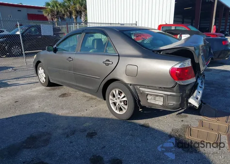 2005 Toyota Camry Le z USA, uszkodzony, nr VIN 4T1BE32K15U615498
